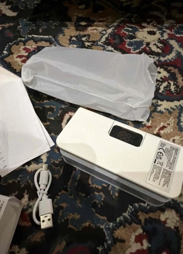 Sealvero bag sealer unboxed with its USB-C charging cable